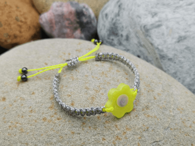 BCO-017 Bracelet petite fleur jaune et argent 