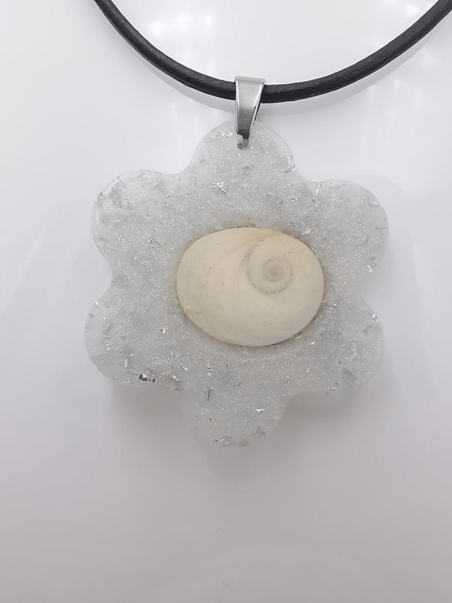 PEN-011 Pendentif grosse fleur blanc et argent