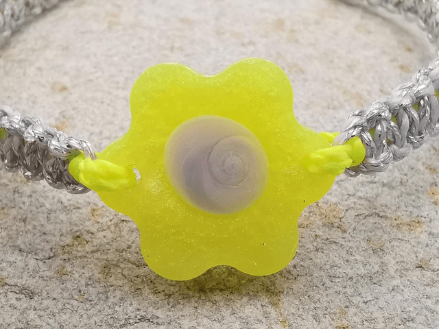 BCO-017 Bracelet petite fleur jaune et argent 