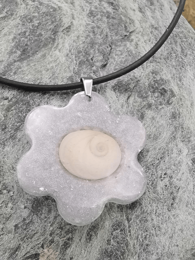 PEN-011 Pendentif grosse fleur blanc et argent